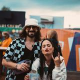 Ein Mann und eine Frau feiern und posen in die Kamera. (Foto: SR UNSERDING)