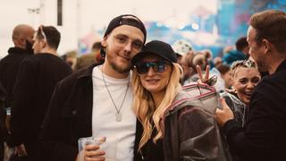 Ein Mann und ine Frau stehen beieinander (Foto: SR UNSERDING)