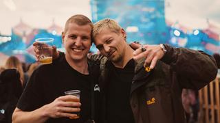 Zwei Männer stehen beieinander und posen für die Kamera. (Foto: SR UNSERDING)