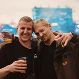 Zwei Männer stehen beieinander und posen für die Kamera. (Foto: SR UNSERDING)