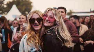Zwei Mädels mit Sonnenbrille smilen in die Kamera. (Foto: SR UNSERDING)
