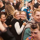 Zwei Mädels stehen in der Menschenmenge und lachen zur Kamera (Foto: SR UNSERDING)