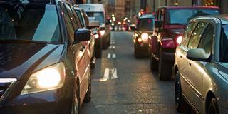 Mehrere Autos stehen in zwei Spuren nebeneinander (Foto: unsplash)