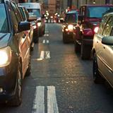 Mehrere Autos stehen in zwei Spuren nebeneinander (Foto: unsplash)