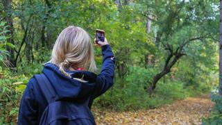 Eine Frau macht ein Selfie  (Foto: pixabay.com/kelseyannvere)