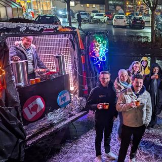 Menschen stehen vor einem Glühweinmobil (Foto: SR)