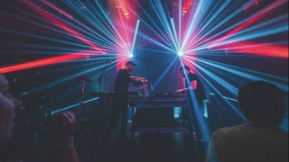 Zwei DJs vor strahlendem Licht (Foto: Luke_Goodlife)